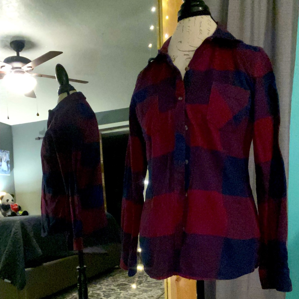 5/$20 Women’s place shirt Medium